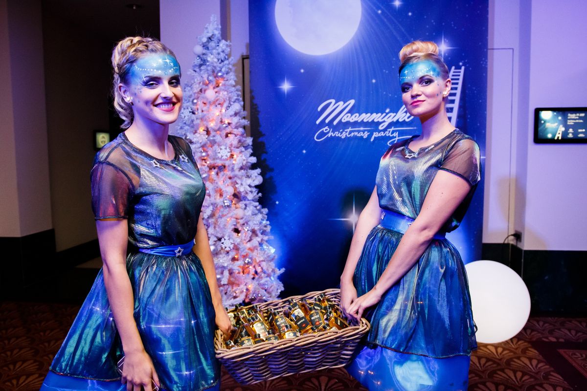 Hostiteľky v modrých kostýmoch s mesačnou tematikou