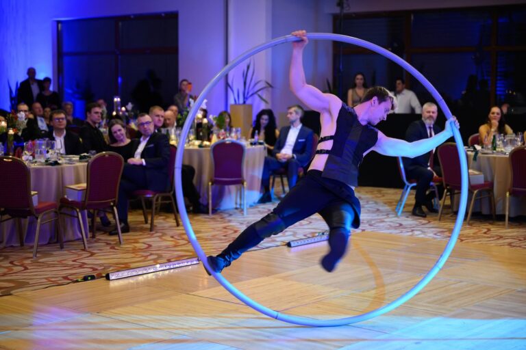 Akrobatické vystúpenie s kruhom
