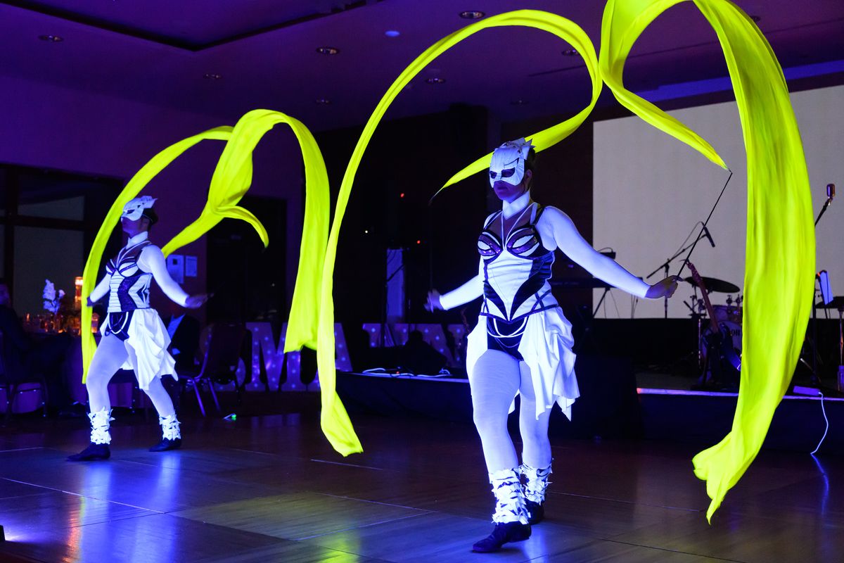 Tanečné vystúpenie s neónovými prvkami